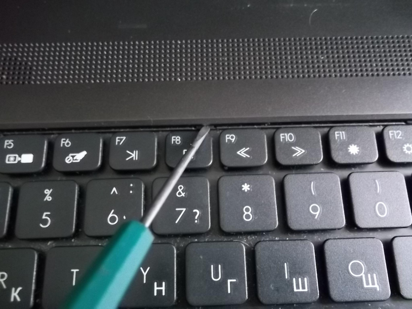 Как снять клавиатуру ноутбука